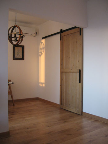 prolaz iz dnevne sobe u trepezariju i kuhinju u hrastu napravljeno sa stilom