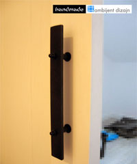 Cvrsta metalna rucka u izvodbi Ambijent Dizajna se uklapa u ambarska vrata