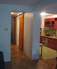 vrata za kuhinju i ostavu su napravljena u rusticnom stilu i sa starinskim sinama koje su nove i imaju dozivotnu garanciju