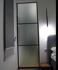 vrata za garderober od metalnog okvira sa staklom klizna su i lepo se otvaraju crne boje a mogu biti i bela sa providnim staklom a ima i mlecno staklo